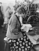 Kvinna arbetandes i Papyrus fabriker i Mölndal ca 1920.