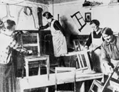 Kvinnor som polerar stolar. Torpet, Hällesåker.