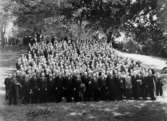 Papyrus 50-års jubileum år 1945. Papyrus arbetare uppställda för gruppfoto (kvinnorna längst bak och männen längst fram).