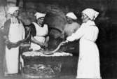 Fyra kvinnor som stoppar korv på Stretereds skolhem, cirka 1920 - 1940.