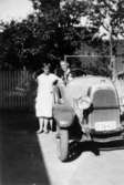 En student står vid en bil på Stretereds skolhem, 1933.