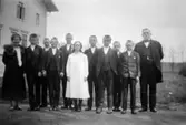 En grupp konfirmander. Håkan Jönsson som är förståndare på Stretereds skolhem finns med på bild.  Platsen där bilden är tagen är okänd.