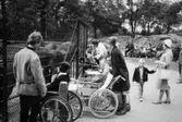 Elever och personal från Stretereds skolhem är på utflykt till Slottsskogen i Göteborg, 1964.