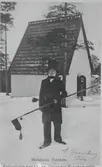 Kyrkvärd med håv. Gammal medelpadsdräkt. Norra Bergets friluftsmuseum. Vykort.