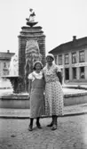 Helga och Inga står framför en fontän i Kungsbacka. 1930-tal.