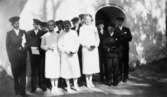 Konfirmander från Stretered skolhem, fotograferade utanför Kållereds kyrka 1942.