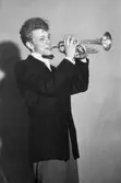Porträtt av Enar Jonsson, spelandes trumpet 1955.