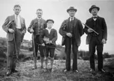 Bilden tagen på spelmanstävling i Horred (Marks kommun) 1927.
Från vänster: Gösta Callerts (Göteborg), Karl Stenabrän (Falkenberg), 
lilla grabben okänd, CO Andersson (Fjärås), Albert Drakenberg (Lindome).