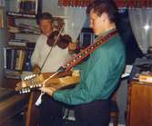 Far och son Gustav och Sven-Åke Svensson spelar fiol och nyckelharpa i Lindome, 1970-tal.