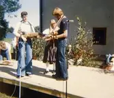 Spelmansstämma på Läckö slott, Lidköping 1977. Från vänster: 
Sven-Åke Svensson (Lindome), 
Rita Lövenryd (Mariestad) och 
Olofsson (Lidköping).