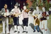 Spelmansstämma i Ramnaparken, Borås 1977.Fem spelemän med nyckelharpa och fioler. 
Från vänster. Bertil Warvne, Tuve, Sven-Åke Svensson, Lindome, Gustaf Svensson, Lindome, Paul Davidsson, Möklinta och Sven Stålhberg, Bollebygd.