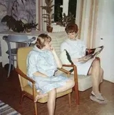 Elev och personal i vilostund på Stretered under 1970-talet.
Den tidningsläsande kvinnan är Birgitta Franzén som var anställd vid Skolhemmet Stretered 1954-1993.
