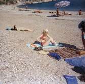 Elever, från Streteredshemmet, kopplar av på en sandstrand. De är på gemensam semester på 1970-talet.
