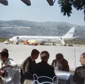 I väntan på flygavgång och hemfärd för elever från Streteredshemmet. Semesterresa på 1970-talet.