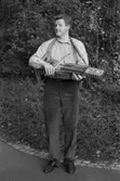 Porträtt av Sven-Åke Svensson, i Mölndals kvarnby 1990. S-Å Svensson spelar nyckelharpa i Hällesåkers spelmanslag samt i Spelmanslaget Lommebôs.