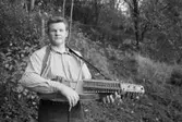 Porträtt av Sven-Åke Svensson, i Mölndals kvarnby 1990. S-Å Svensson spelar nyckelharpa i Hällesåkers spelmanslag samt i Spelmanslaget Lommebôs.