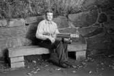 Porträtt av Sven-Åke Svensson, i Mölndals kvarnby 1990. S-Å Svensson spelar nyckelharpa i Hällesåkers spelmanslag samt i Spelmanslaget Lommebôs.