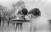 Bosgårdens barnträdgård cirka 1938. Två barn målandes vid ett bord.