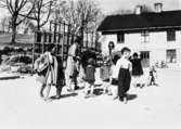 Bosgårdens barnträdgård 1938-1945. Lärare och barn som är utomhus.