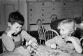 Bosgårdens barnträdgård 1938-1945. Två pojkar som ritar.