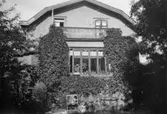 Villa på Kvarnbygatan 23, 1930-tal Gaveln åt väster är bevuxen med vildvin.