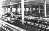 Anderstorps fabriker i Lindome. Interiörbild från andra våningen på Nya spinneriet. Kvinnor vid spinnmaskinerna.