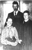 Hjalmar Olausson med sina föräldrar.
 De bodde i 
