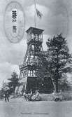 Utsiktstornet på Norra berget. I förgrunden män och kvinnor. Utsiktstornet av trä uppfördes 1897, det nuvarande tornet i betong uppfördes 1954. Vykort.