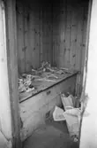 Roten M 9, årtal okänt. Dokumentation av trähus med plåttak.
Interiör med gammalt kök, vedspis, spiskåpa m.m.