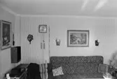 Vardagsrum i bostadshus Roten M 11-12, okänt årtal. Vindsvåningen avbildad.