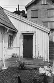Exteriörbild av bostadshus på Roten M 21 i Mölndals Kvarnby, 1972. 
Tomten har en terränganpassad komplicerad planform.