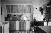 Kök i bostadshus på Roten M 21 i Mölndals Kvarnby, 1972. 
Bostadshusets tomt har en terränganpassad komplicerad planform.