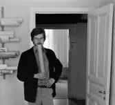 Bostadshus på Roten M 22 i Mölndals Kvarnby som användts som ateljé, 1972. En man finns med på bilden.