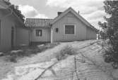 Exteriör av bostadshus med bergstomt på Roten M 29 i Mölndals Kvarnby, 1972.