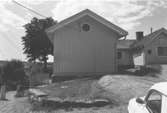 Exteriör av bostadshus med bergstomt på Roten M 29 i Mölndals Kvarnby, 1972.