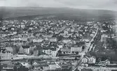 Vy över Stenstaden och Skolhusallèn. Bildtext till vykortet 