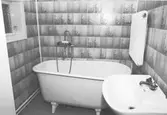 Byggnadsdokumentation inför rivning.


Ett badrum med badkar och handfat i Kållereds station på Våmmedal 3:135 i Kållereds centrum, februari 1991.