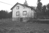 Bostadshus på Tållered 1:8 i Tållered, februari 1991.
Fastigheten ägdes av Werner Karlsson (död 1990).