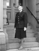 Vinteruniform för kvinnlig postiljon. Foton 4/2 1960.  Modell är Maud Bergström, bankavdelningen.  Hel uniform. Med lågklackade skor.