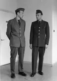 Postuniform m/60. Foton 26/4 1960. Åke Söderlund i sommaruniform.  Erik Söderlund i vinteruniform.
