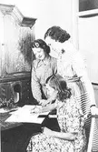 Tre förskollärare som arbetar vid ett daghem i Guldheden, Göteborg. Bilden är tagen på sent 1940-tal.