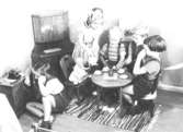 Fem barn leker kaffekalas. Daghem i Guldheden, Göteborg. Sent 1940-tal.