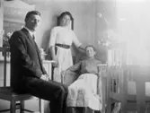 Valdeborg Johansson har släktbesök, 1915 - 1920-tal. Från vänster: Brodern Knut Hagberg, Valdeborg och sittandes är mostern Josefina 