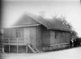 Gamla Krokslättsskolan i början av 1900-talet. Den låg mittemot Krokslätts fabriker på å-sidan (mellan Göteborgsvägen och Mölndalsån). Var tidigare bostadshus. Huset flyttades när Mölndalsvägen breddades och finns nu som sommarstuga i Halland. Nya Krokslättsskolan byggdes 1911.