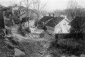 Roten G i Trädgården, 1920-tal. Här går numera trappvägen (Lelle-Börjes trappor) mellan Trädgårdsgatan och Kvarnbyvallen upp. Längst upp till vänster ligger Roten G13, Eric Ottenstams barndomshem.