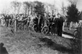 Grupporträtt utomhus när HSBs studiecirkel är på cykelutflykt, 1930-tal. Se även 1991_0601-0609, 1785-1788.
