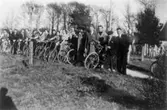 Grupporträtt utomhus när HSBs studiecirkel är på cykelutflykt, 1930-tal. Se även 1991_0601-0609, 1785-1788.