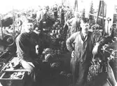 Uppställning för fotografen i en metallverkstad i början av 1900-talet. Okänd ort.