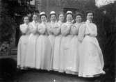 Personal utanför Mölndals sjukstuga (senare polishus samt Mölndals museum) på Forsåkersgatan 19 år 1909. Fr.v. Ingeborg Horn, Hedvig Lundin, Elin Hedberg, Maria Hedberg, Ebba Svedberg, Julia Karlsson, Hilma Kjellberg och Alma Johansson.