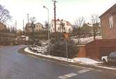 Rygatan år 1984 (polisebacken) utanför polishuset (till höger i bild), tidigare sjukhus och lokaler för Mölndals museum 1987-2002. 
Strax efteråt flyttade polisen till centralare delar vid järnvägen.